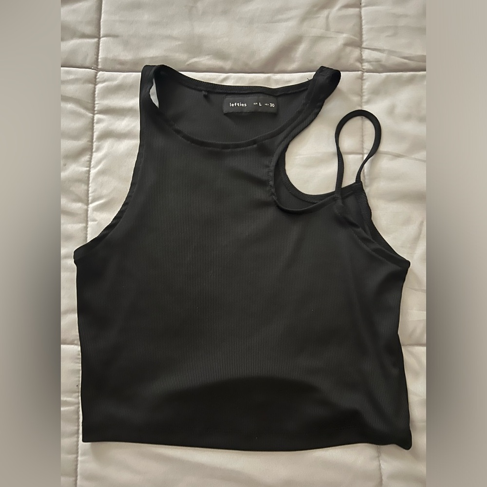 Crop top with open in the shoulder